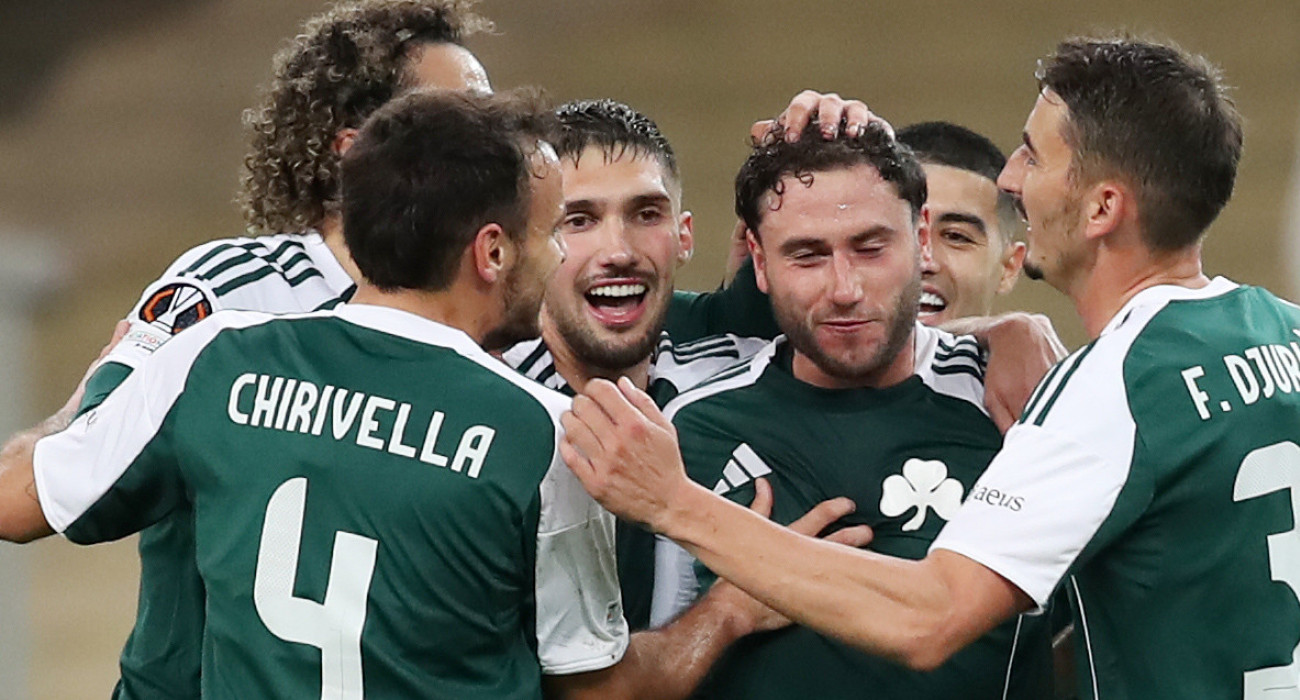 Οι παίκτες του Παναθηναϊκού με τον Καλάμπρια στο επίκεντρο πανηγυρίζουν / Πηγή: Eurokinissi