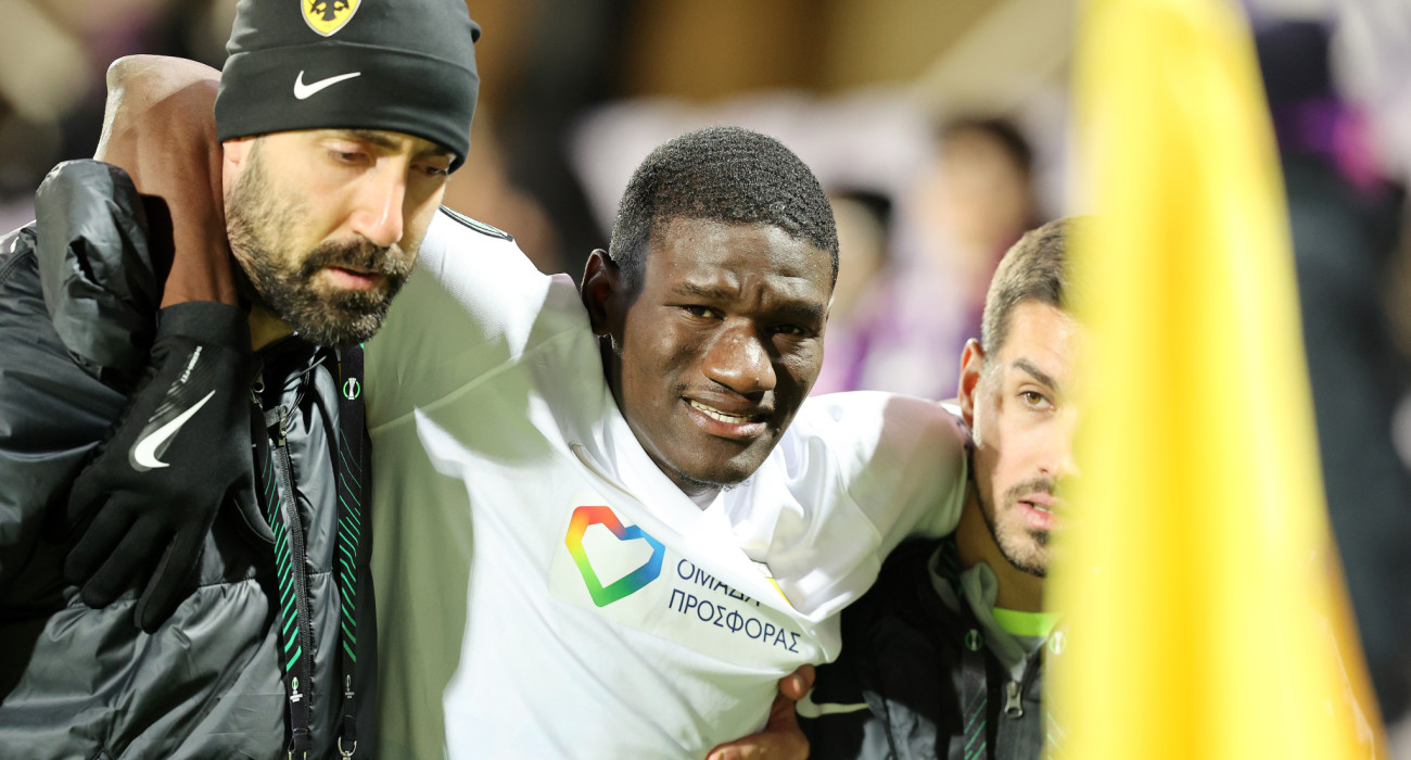 Ο Ζίνι αποχωρεί υποβασταζόμενος μετά τον τραυματισμό του / Πηγή: Intime