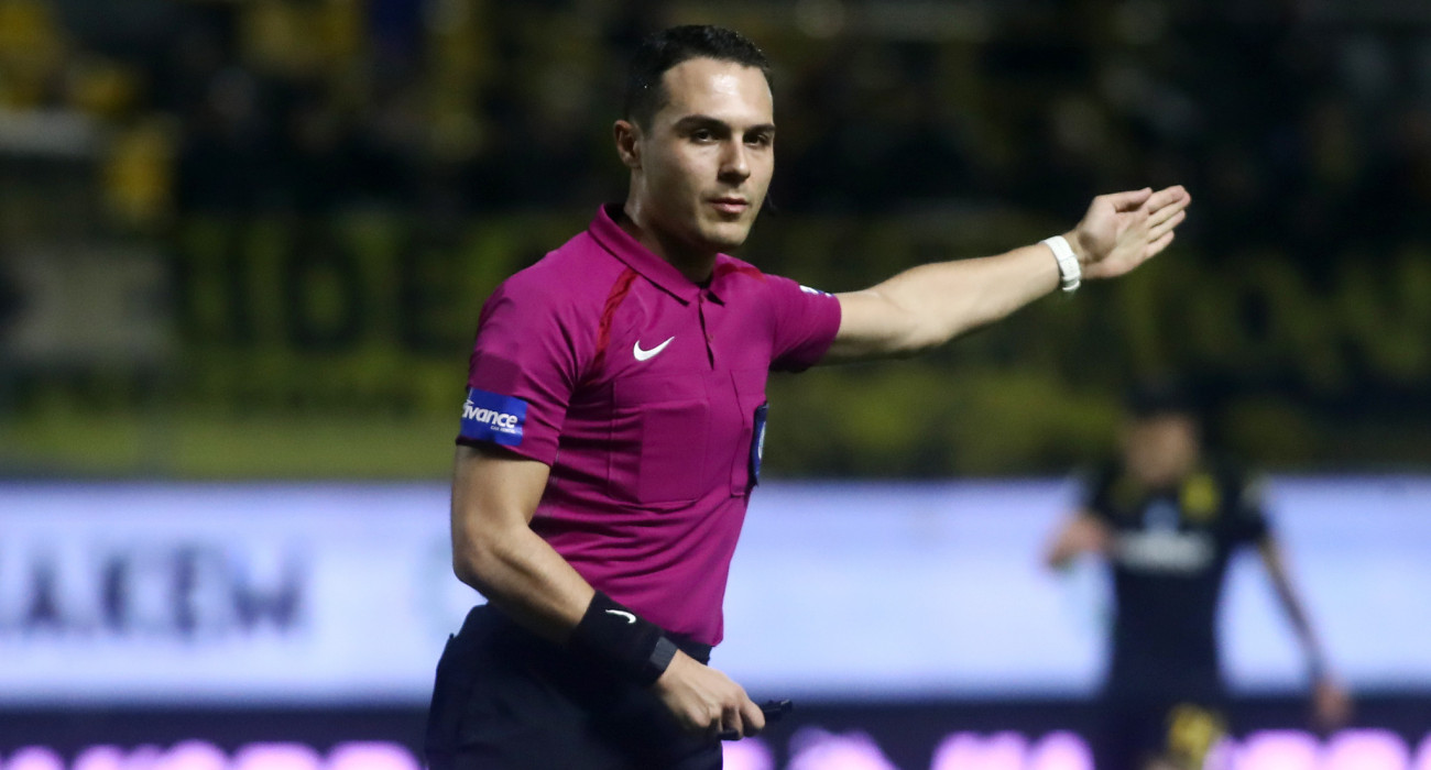 Ο Ρέφερι Πολυχρόνης στο ματς του Άρη με την ΑΕΛ/ Πηγή: Intime