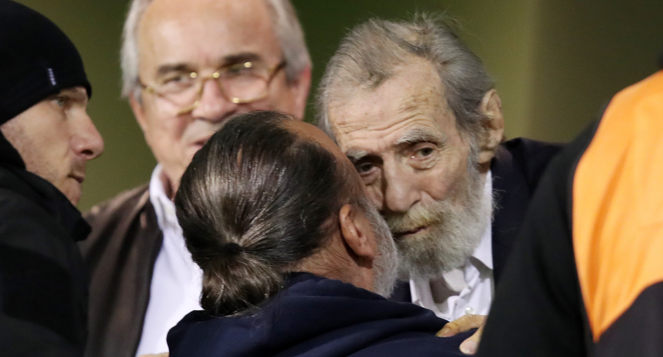 Ο Μάριος Ηλιόπουλος ασπάζεται τον Γιώργο Βαρδινογιάννη / Πηγή: Intime