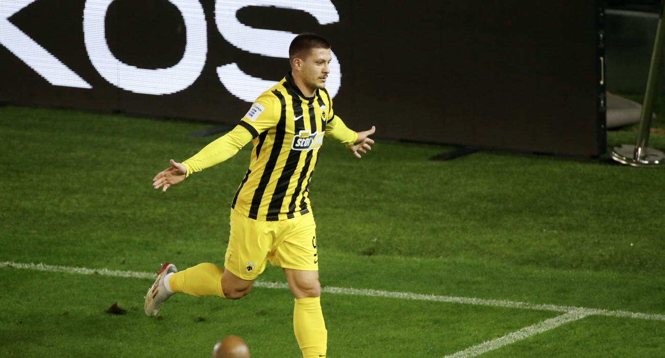 Ο Λούκα Γιόβιτς πανηγυρίζει στη Λεωφόρο / Πηγή: Intime