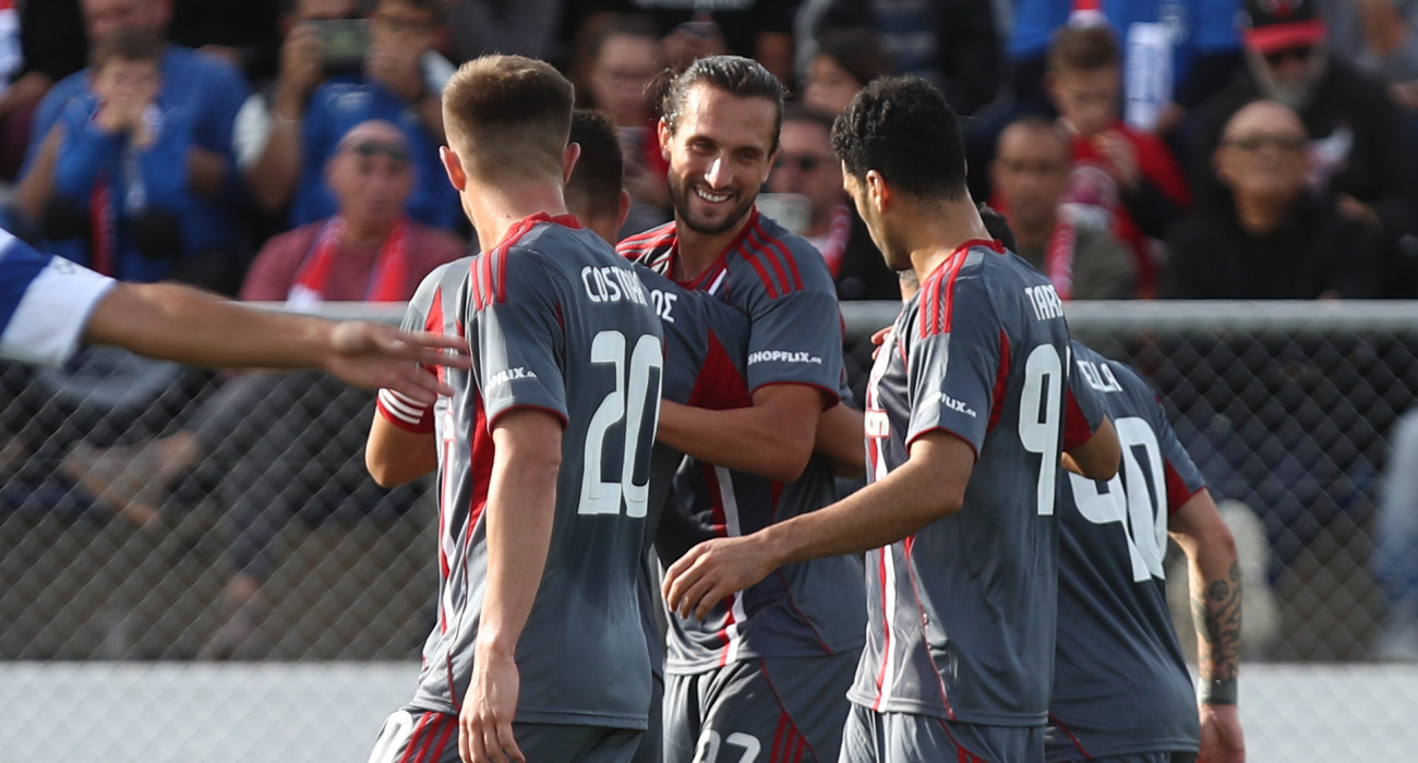 Οι πανηγυρισμοί των παικτών του Ολυμπιακού στο γκολ του Γιαζίτζι / Πηγή: Intime