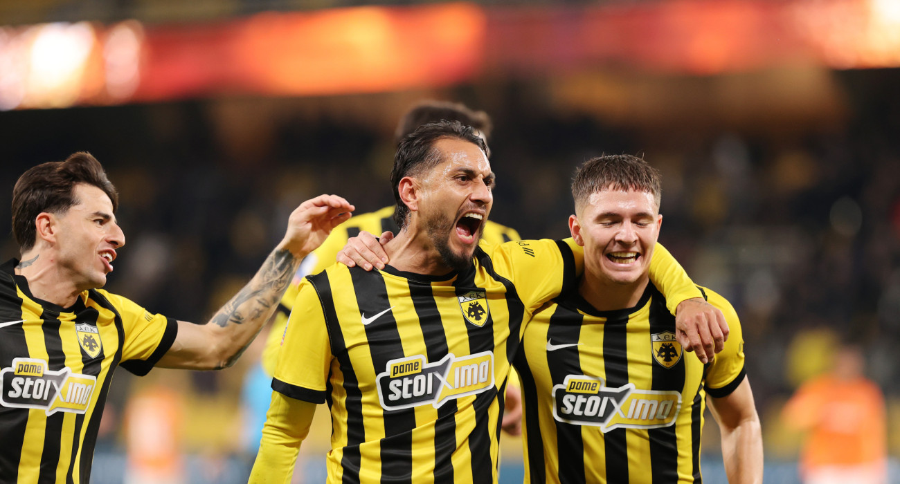 Ο Περέιρα πανηγυρίζει με τον Καλοσκάμη /Πηγή: Intime