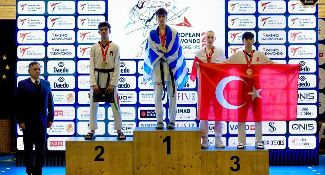 Ο Άρης Ψαρρός με το χρυσό μετάλλιο στο βάθρο / Πηγή: ΕΛΟΤ