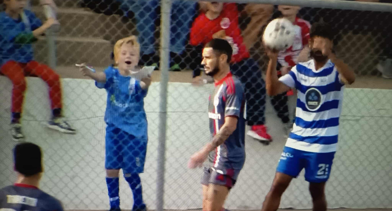 Η στιγμή που ο πιτσιρικάς ζητάει αυτόγραφο από τον Καμπελά εν ώρα αγώνα / Screenshot