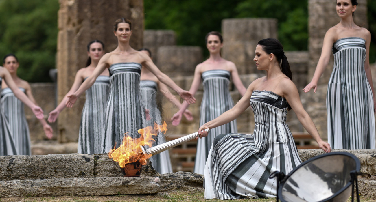Η Πρωθιέρεια με την Ολυμπιακή Φλόγα / Πηγή: Eurokinissi