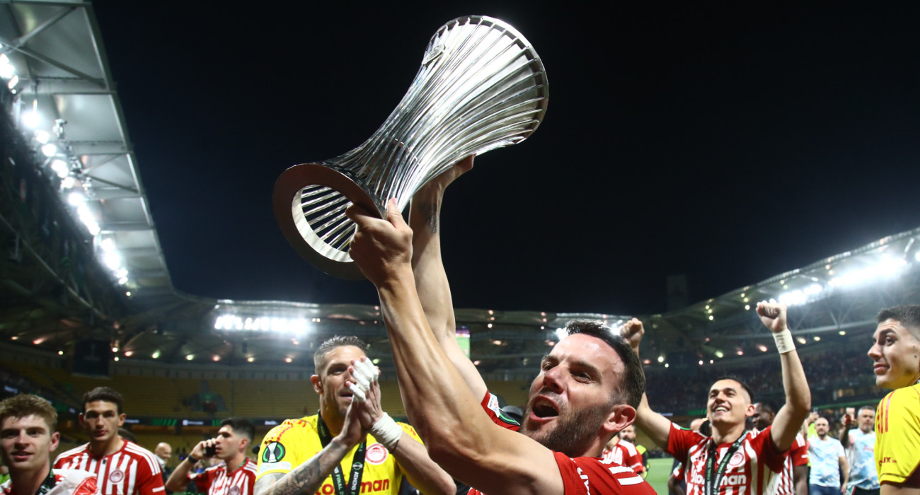 Ο Κίνι με τη φανέλα του Ολυμπιακού / Πηγή: Eurokinissi