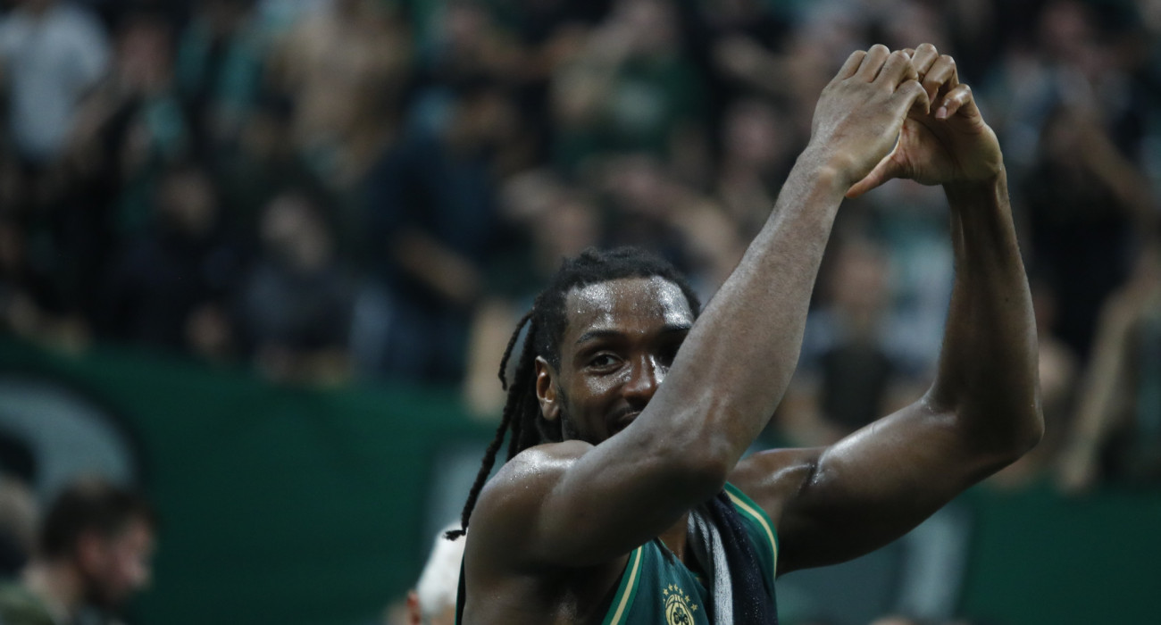 Ο Κένεθ Φαρίντ που έχει ήδη γίνει «ένα» με το κοινό του Παναθηναϊκού / Πηγή: Eurokinissi