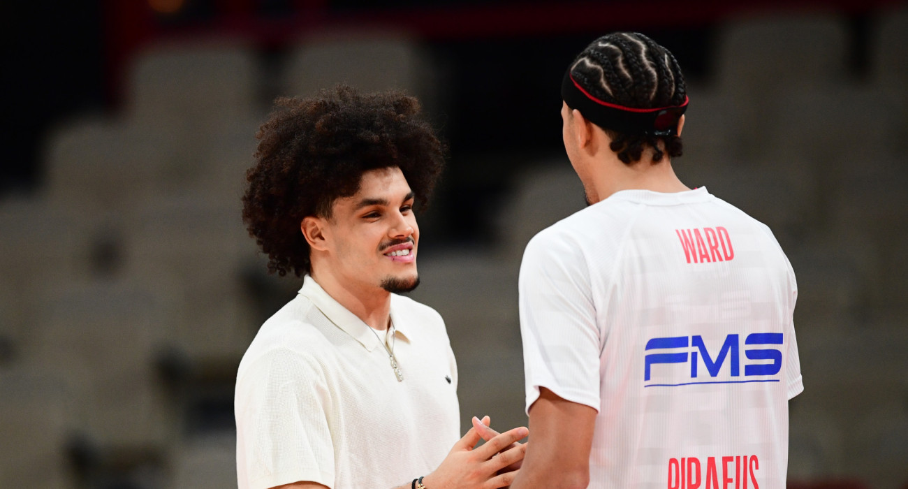 Ο Ναντίρ Χιφί δίπλα στον πρώην συμπαίκτη και καλό του φίλο, Τάισον Γουόρντ / Πηγή: Eurokinissi