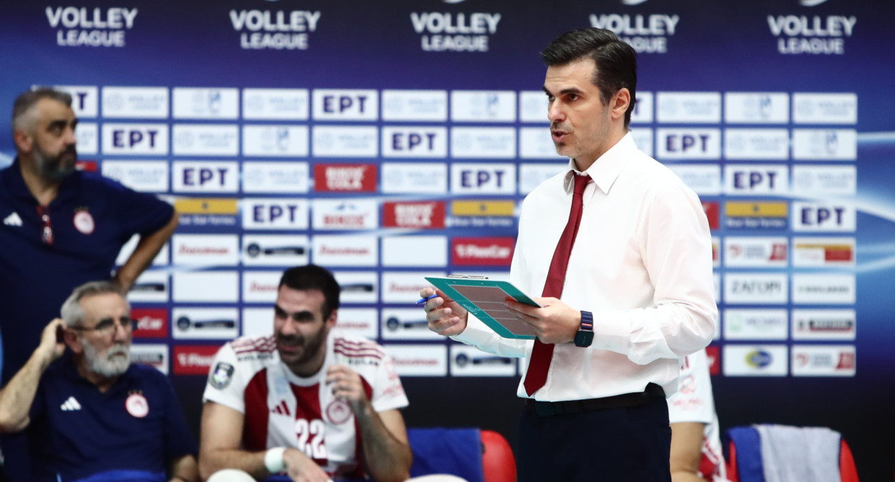 Ο Αντώνης Βουρδέρης στον πάγκο του Ολυμπιακού / Πηγή: Eurokinissi