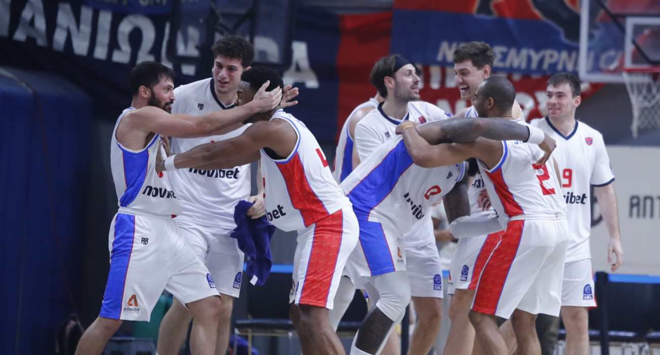 Οι παίκτες του Πανιωνίου μετά την σημαντική τους νίκη / Πηγή: Eurokinissi