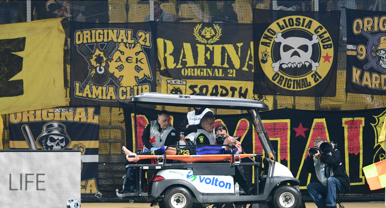 Αποχώρησε με φορείο ο Αλφαρέλα από το παιχνίδι Άρης - ΑΕΚ, Πηγή: Eurokinissi