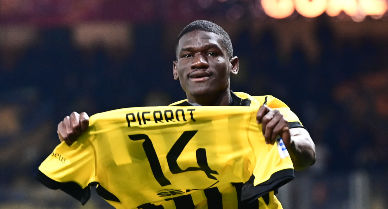 Ο Ζίνι πανηγυρίζει το 1-0 κόντρα στον Άρη, αφιερώνοντας το γκολ στον Πιερό / Πηγή: Eurokinissi