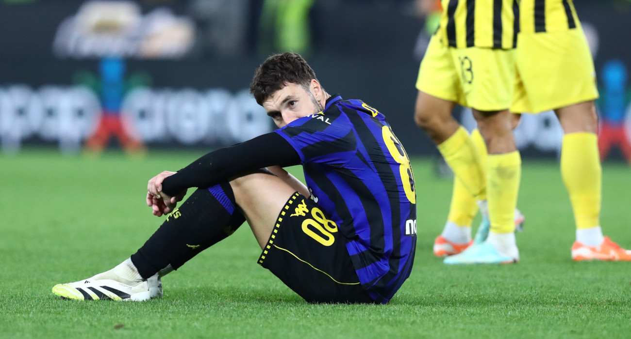 Ο Λορέν Μορόν απογοητευμένος στο χορτάρι της «OPAP Arena» / Πηγή: Eurokinissi