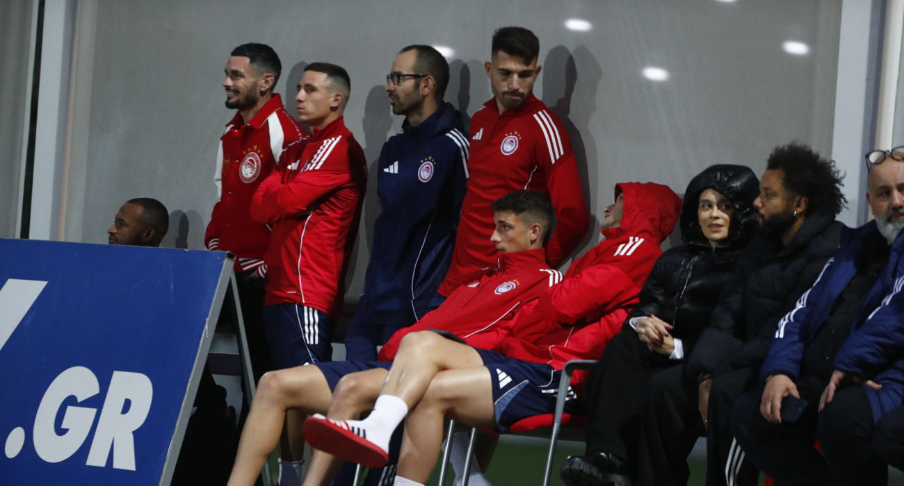 Οι παίκτες του Ολυμπιακού παρακολουθούν τις προσπάθειες της ομάδας Νέων / Πηγή: Eurokinissi