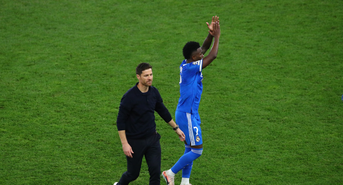 Ο Βινίσιους με τον Τσάμπι Αλόνσο / Πηγή: Eurokinissi