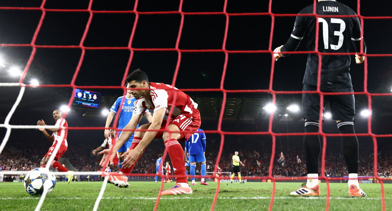 Ο Μεχντί Ταρέμι παίρνει τη μπάλα από τα δίχτυα / Πηγή: Eurokinissi