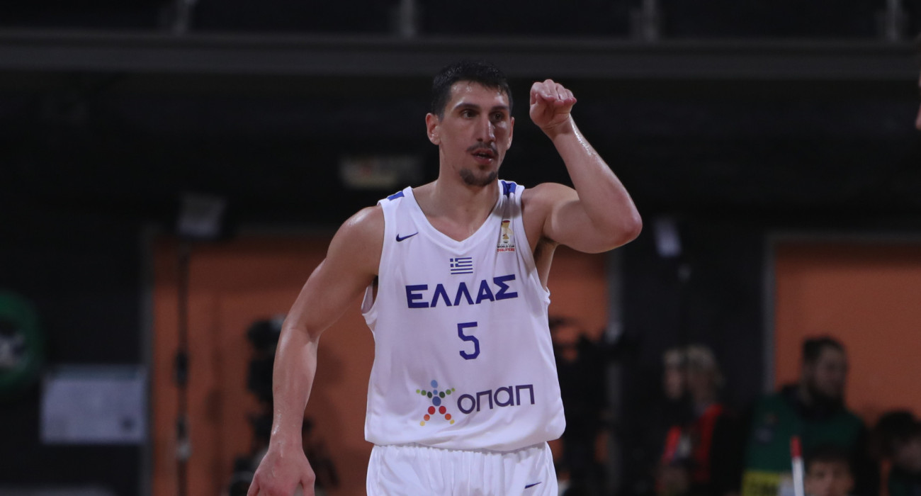 Ο Γιαννούλης Λαρεντζάκης πανηγυρίζει με τη φανέλα της Εθνικής, Πηγή: Eurokinissi