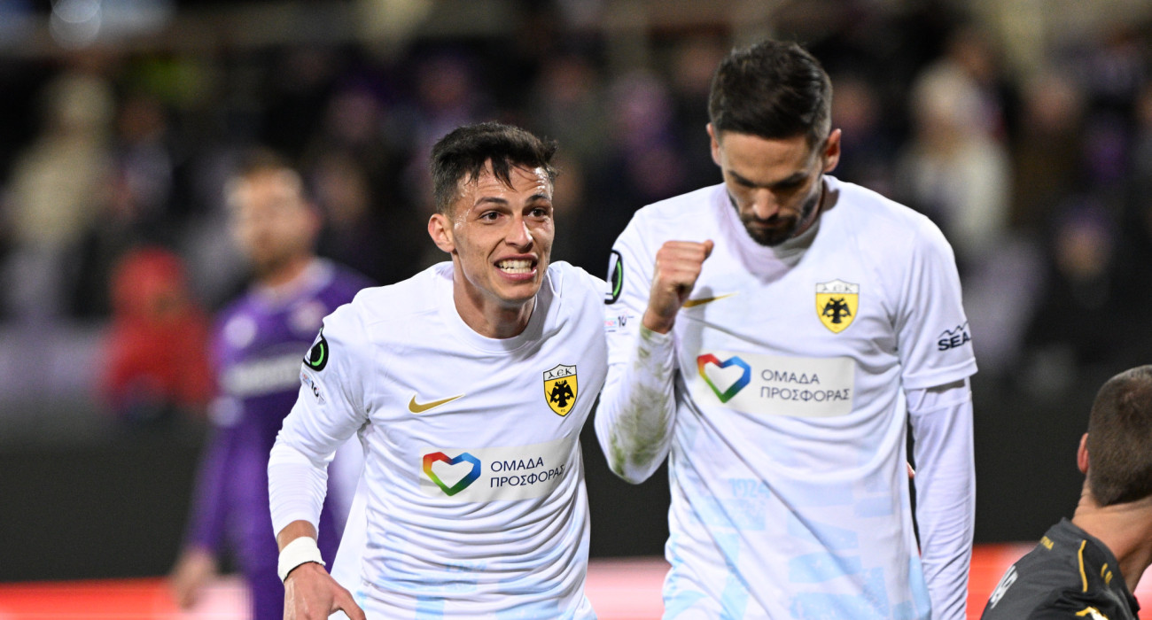 Ο Σταύρος Πήλιος πανηγυρίζει μαζί με τον Μιγιάτ Γκατσίνοβιτς / Πηγή: Eurokinissi