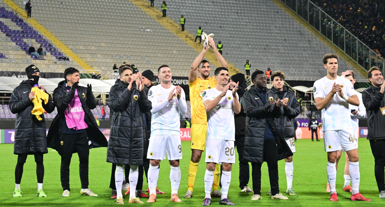 Οι παίκτες της ΑΕΚ μετά την ολοκλήρωση του αγώνα με την Φιορεντίνα / Πηγή: Eurokinissi