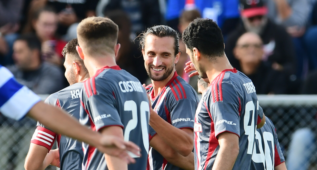 Ο Γιαζίτζι πανηγυρίζει το 1-0 του Ολυμπιακού κόντρα στην Ελλάς Σύρου / Πηγή: Eurokinissi