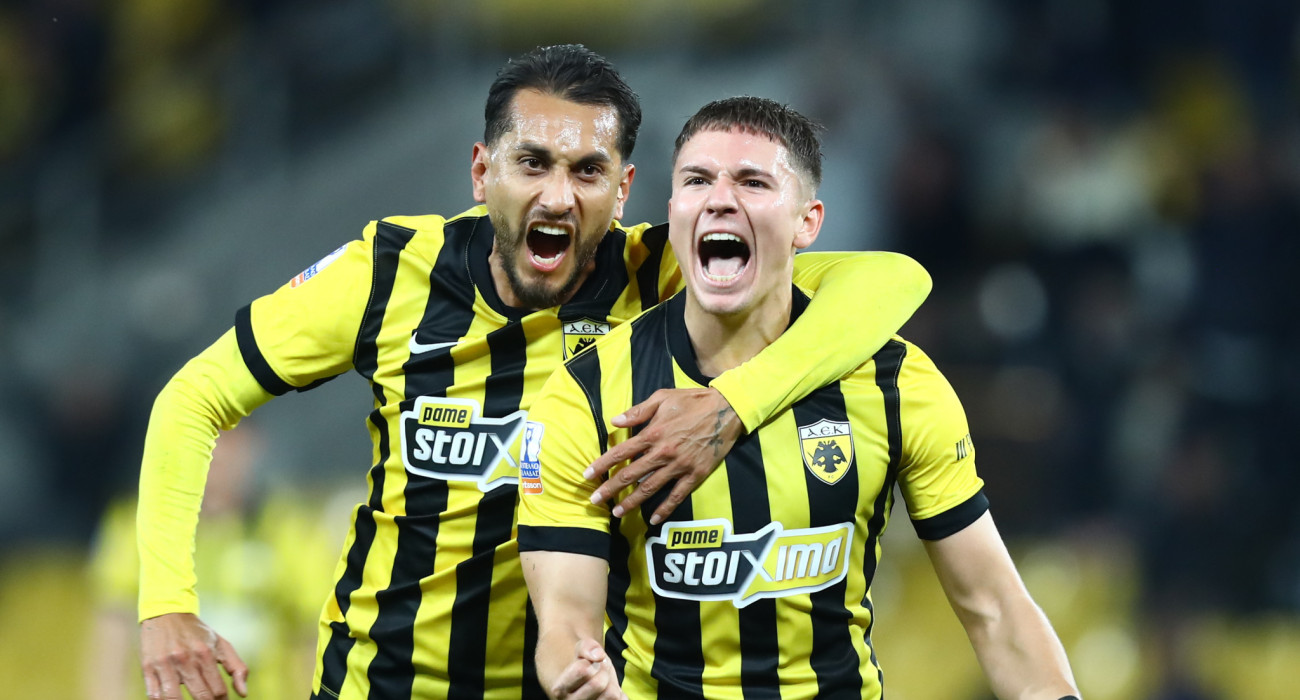 Ο Ρομπέρτο Περέιρα πανηγυρίζει με τον Δημήτρη Καλοσκάμη / Πηγή: Eurokinissi