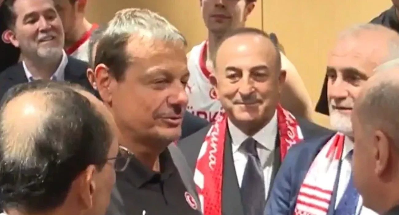 Ο Ερντογάν στα αποδυτήρια της Εθνικής Τουρκίας: Συνομίλησε με τον Αταμάν και τον Οσμάν (video)