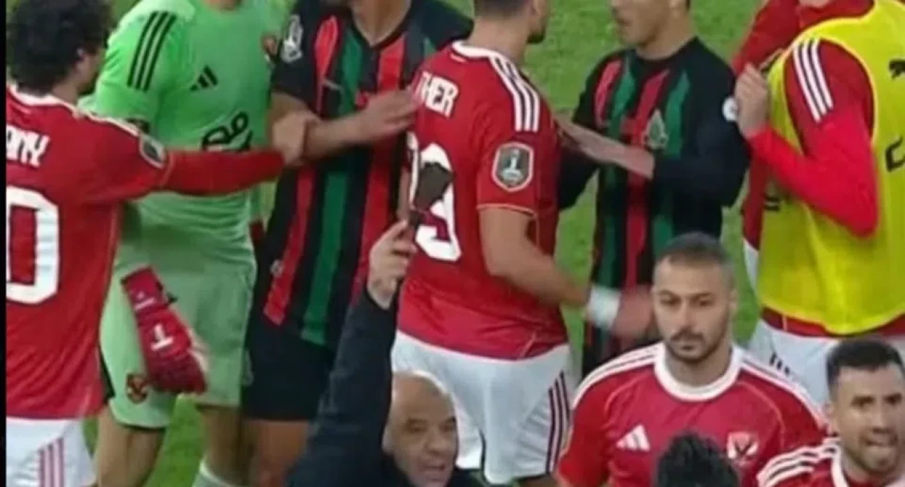 Η στιγμή που άνθρωπος των ομάδων σηκώνει το αντικείμενο / Screenshot