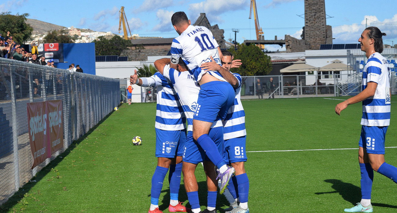 Οι ποδοσφαιριστές της Ελλάς Σύρου πανηγυρίζουν / Πηγή: intime