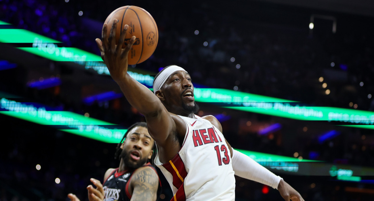 Ο Μπαμ Αντεμπάγιο με τη φανέλα των Χιτ, Πηγή: Isaiah Vazquez/Getty Images/Ideal Images