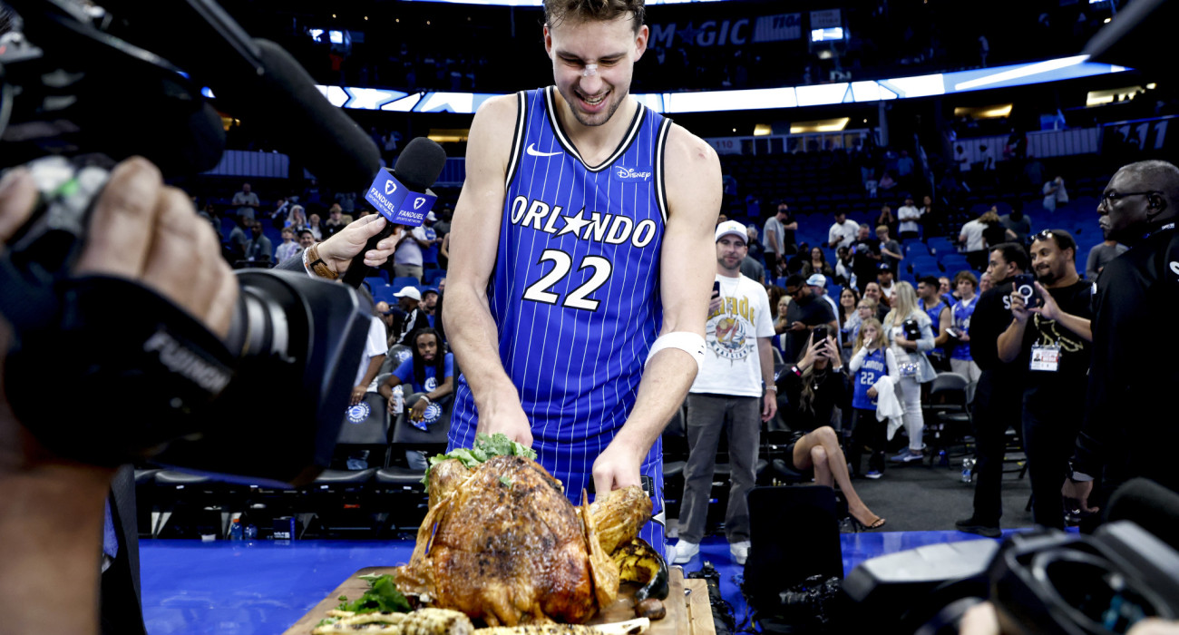 Ο Φραντζ Βάγκνερ των Ορλάντο Μάτζικ με... αντίπαλο μια γαλοπούλα / Πηγή: Don Juan Moore / Getty Images / Ideal Images