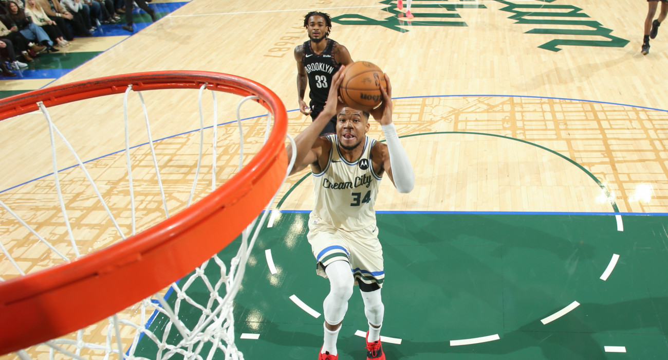 H «πτήση» του Γιάννη που είναι έτοιμος να... κατεδαφίσει το καλάθι / (Photo by Gary Dineen/NBAE via Getty Images)