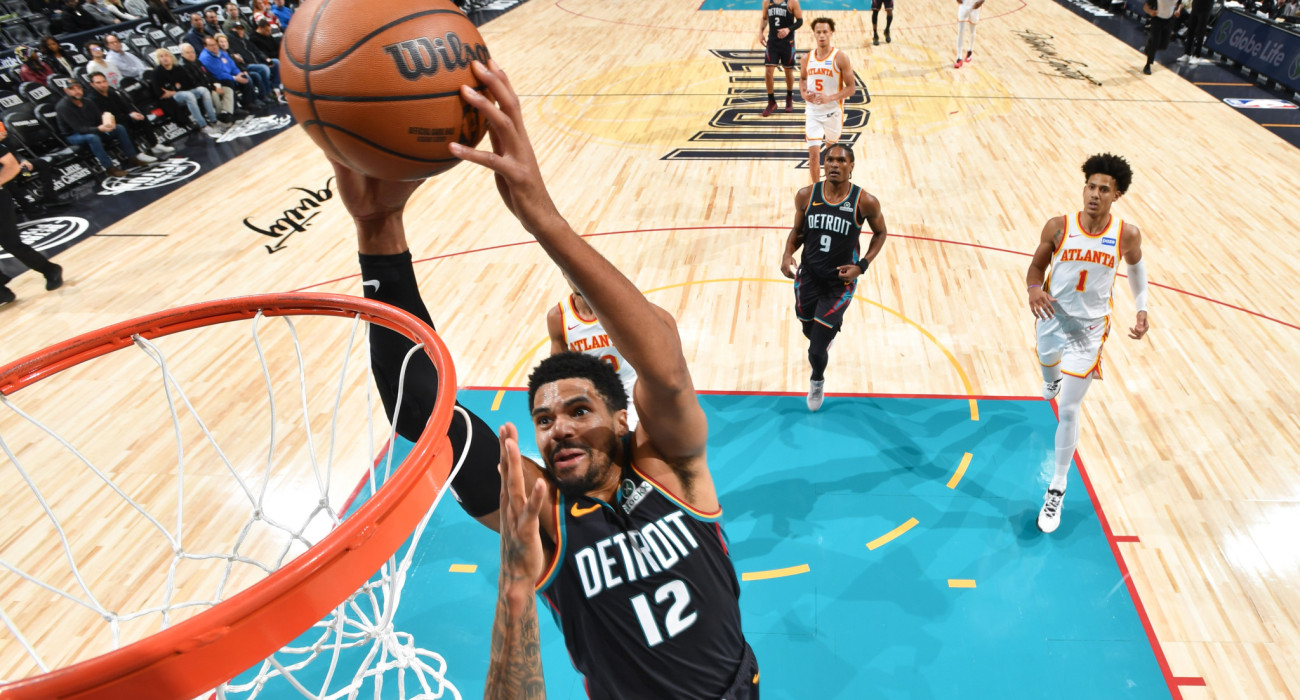 Ο Τομπίας Χάρις των Πίστονς επιχειρεί να καρφώσει στο καλάθι των Χοκς/Photo by Chris Schwegler/NBAE via Getty Images