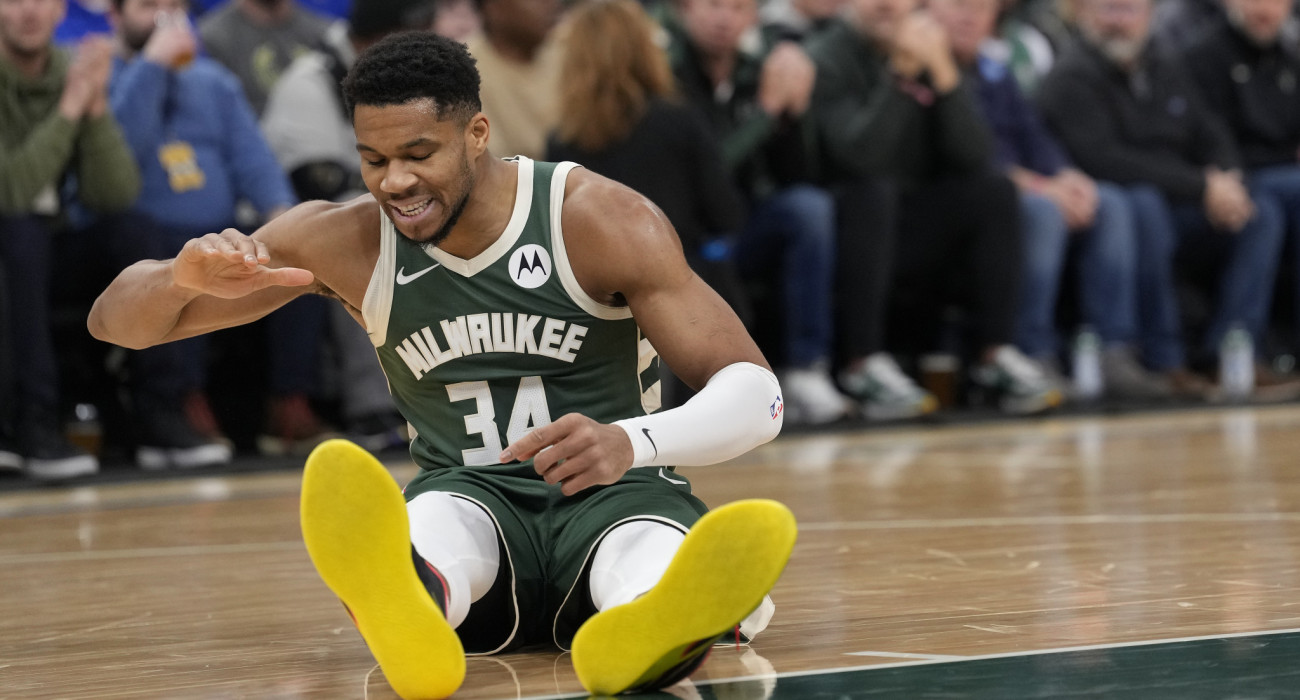 Η στιγμή του τραυματισμού του Γιάννη / Photo by Patrick McDermott/Getty Images