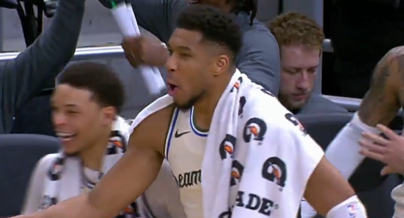 Η αντίδραση του Γιάννη Αντετοκούνμπο στο κάρφωμα του αδερφού του / Screenshot