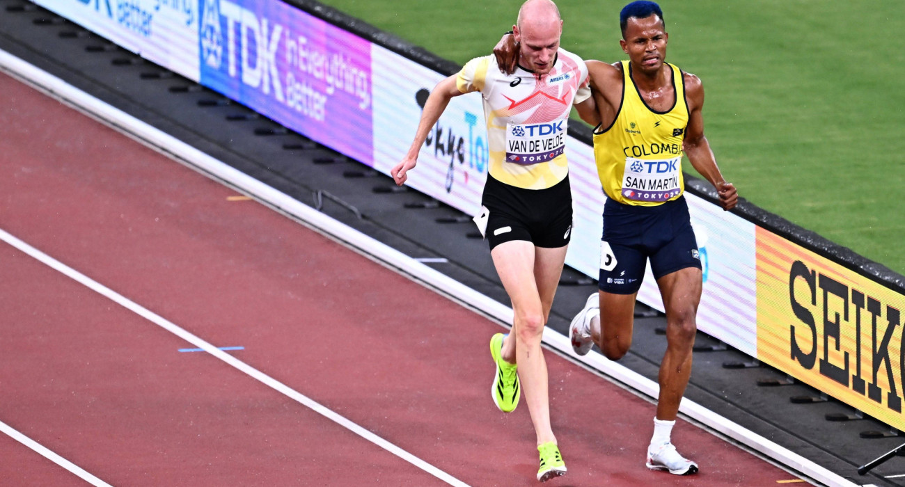 Η στιγμή που ο Φαν ντε Βέλντε με τον Σαν Μαρτίν τερματίζουν μαζί στο Τόκιο / Πηγή: IMAGO