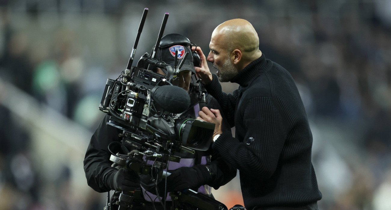 Ο Πεπ Γκουαρδιόλα με τον καμεραμάν / Πηγή: Imago