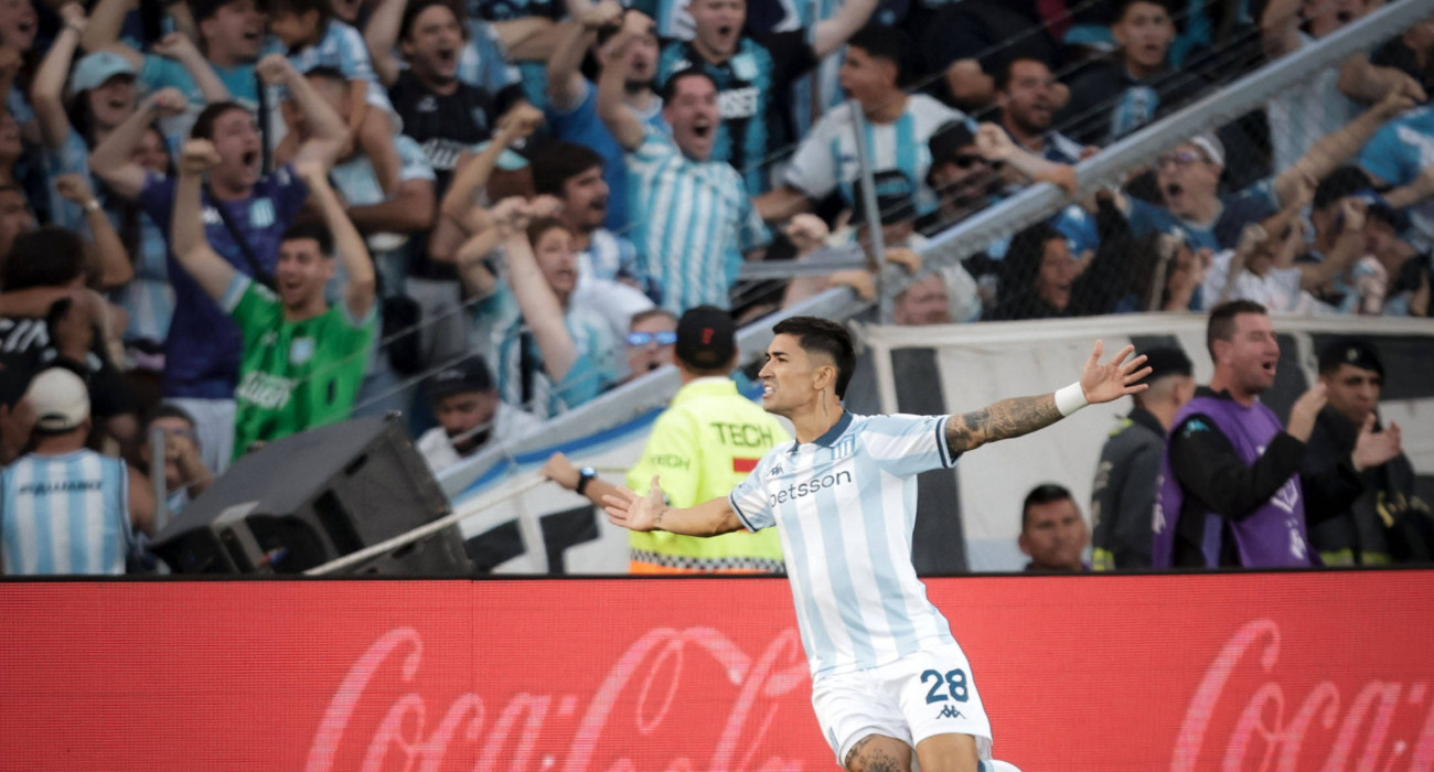 Ο Σαντιάγο Σολάρι πανηγυρίζει το γκολ που έβαλε με την Ρασίνγκ Κλουμπ / Πηγή: Imago
