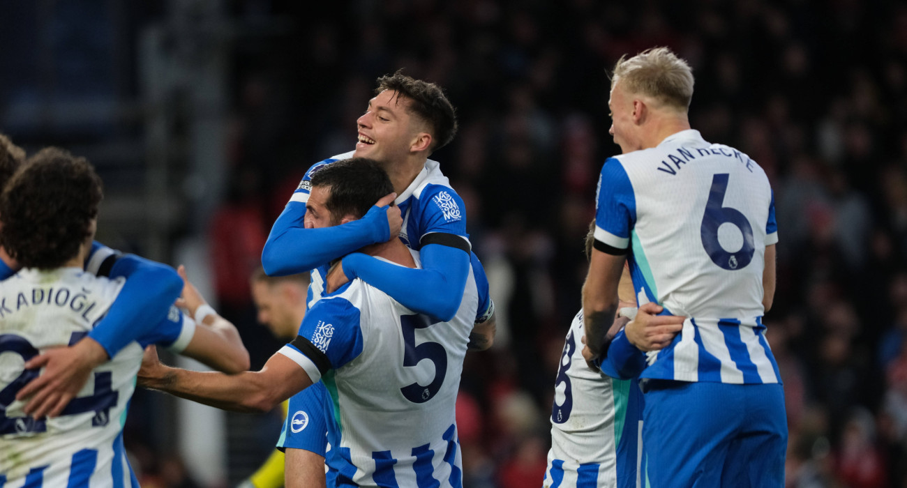 Ο Στέφανος Τζίμας πανηγυρίζει μαζί με τους συμπαίκτες του στην Μπράιτον / Πηγή: Imago