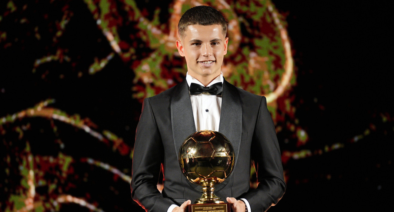 O Χρήστος Μουζακίτης με το βραβείο του Golden Boy στα χέρια του / Πηγή: Imago