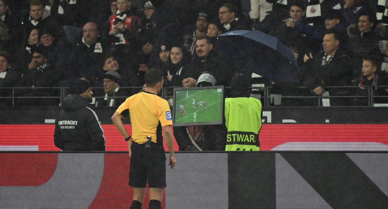 Έλεγχος στο VAR σε παιχνίδι της Bundesliga / Πηγή: Imago