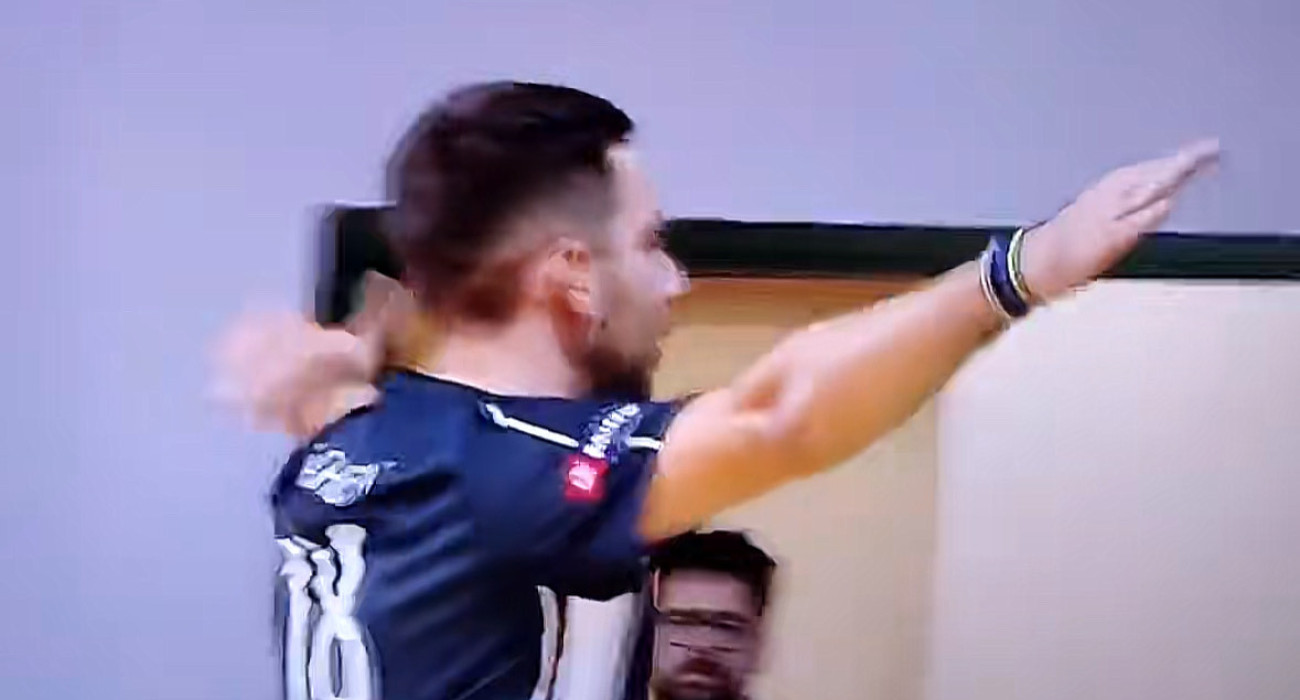 Η στιγμή που ο Βλαχόπουλος τραγουδάει υβριστικό σύνθημα κατά του Παναθηναϊκού με τους οπαδούς του ΟΦΗ / Screenshot