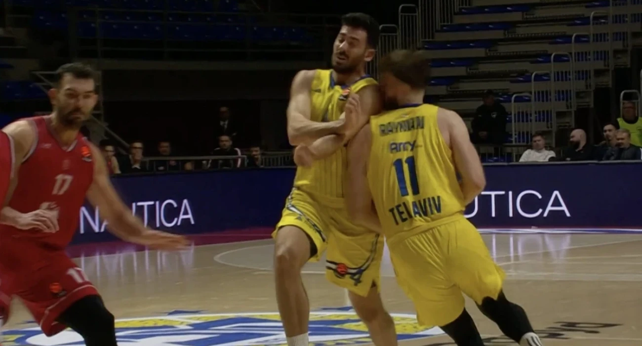 Οι διαιτητές χρέωσαν αντιαθλητικό σε σύγκρουση παίκτη της Μακάμπι με συμπαίκτη του! (video)