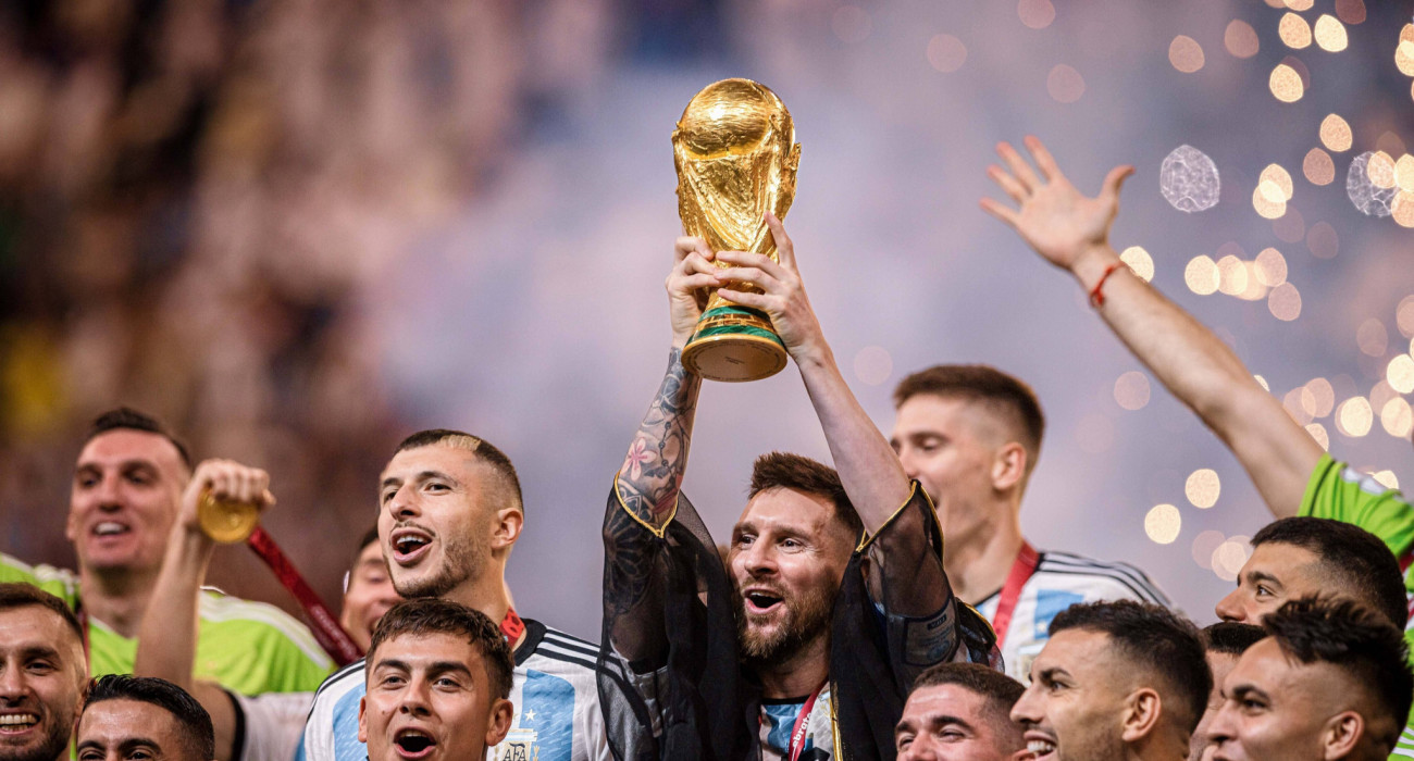 Ο Λιονέλ Μέσι σηκώνει στον αέρα το τρόπαιο του Μουντιάλ με την Αργεντινή / Πηγή: Imago
