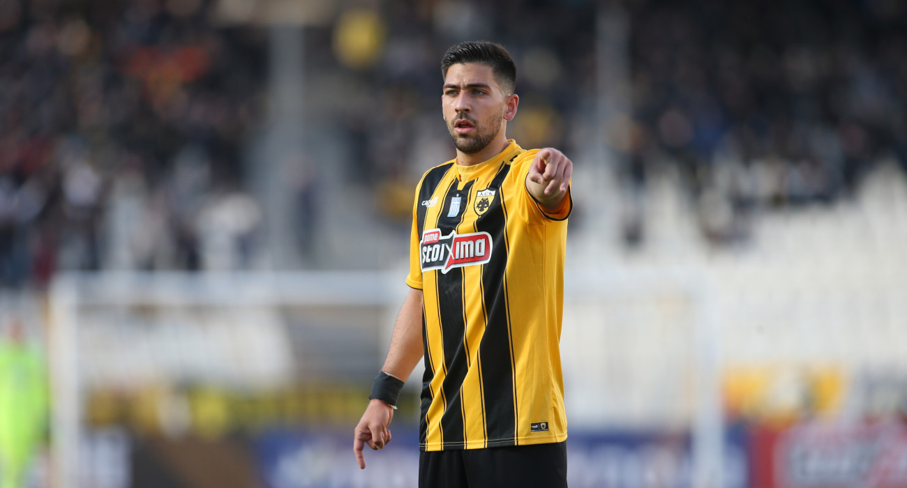 Ο Τάσος Μπακασέτας με τη φανέλα της ΑΕΚ / Πηγή: Eurokinissi