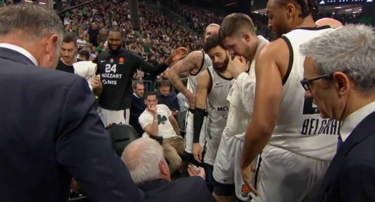 Ο Ζέλικο Ομπράντοβιτς στη διάρκεια ενός τάιμ άουτ/printscreen