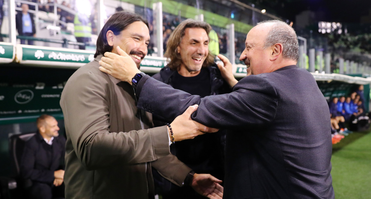 Ο Ράφα  Μπενίτεθ με τον Σεμπάστιαν Λέτο και τον Σωτήρη Κυργιάκο πριν από τον αγώνα Παναθηναϊκός-Κηφισιά - ΠΗΓΗ: ΙΝΤΙΜΕ