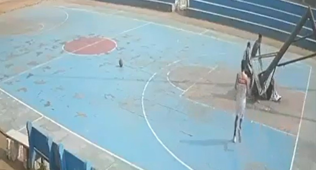 Τρομακτικό δυστύχημα στην Ινδία: 14χρονος τραυματίστηκε θανάσιμα από πτώση μπασκέτας (video)