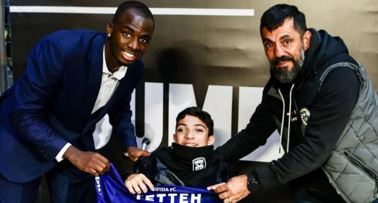 Ο Ανδρέας Τεττέη χάρισε τη φανέλα του στον μικρό Γιαννάκη / Πηγή: instagram