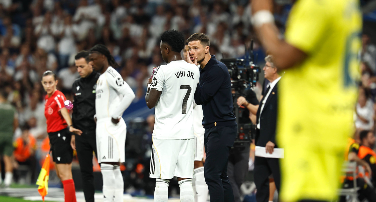 Ο Τσάμπι Αλόνσο με τον Βινίσιους / Πηγή: Imago